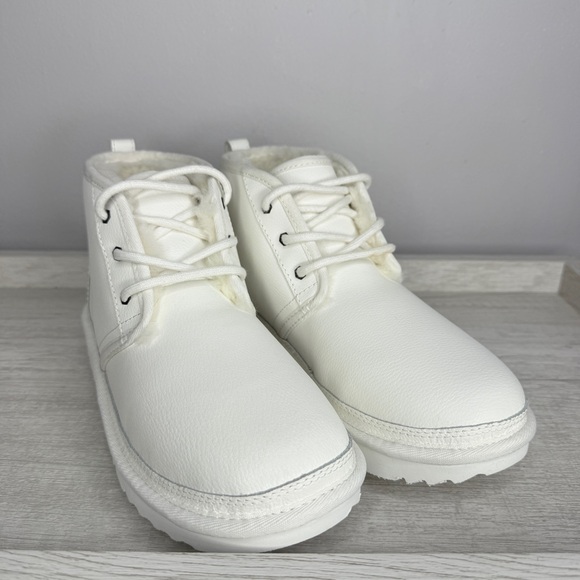 New Ugg Neumel white leather boots kids boy size 5 - Picture 9 of 12